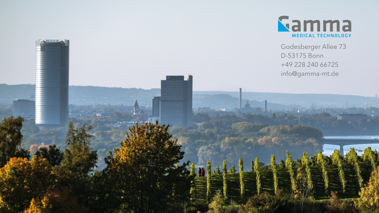 Eine herbstliche Landschaft mit Weinreben im Vordergrund und Bonner Skyline im Hintergrund